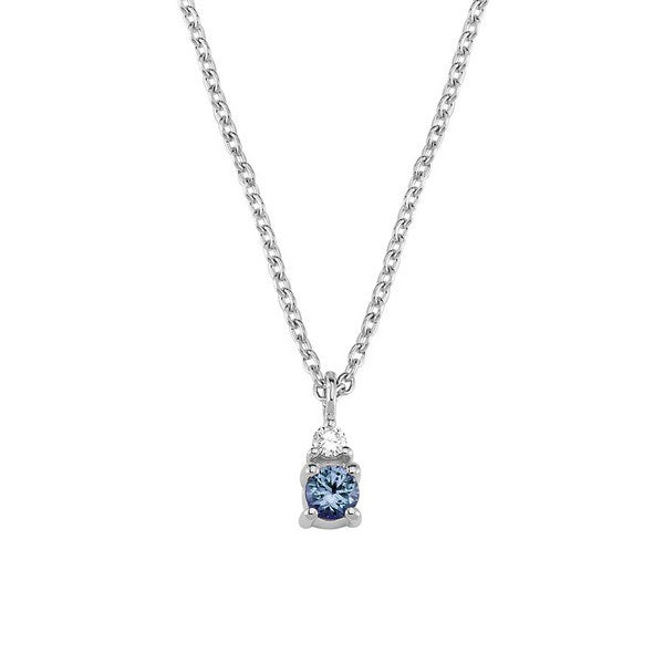Petit vedhæng i 14 kt hvidguld med rund blå safir og diamant 0,025 ct inkl. kæde fra Nuran.